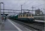 Die IRSI  Rheingold  Re 4/4 II 11387 (Re 421 387) erreicht mit ihrem Kieszug von Gland kommend Morges, wo der Zug in der Folge auf Rollböcke verladen wird, um nach Apples zu kommen.