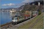 Die SBB Re 4/4 II 11275 (Re 420 257-8) mit einem Werbeanstrich ist mit einem Güterzug Richtung Wallis kurz vor Villeneuve unterwegs.