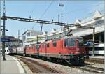 Die beiden SBB Re 4/4 II 11250 (Re 420 250-3) und Re 4/4 II 11248 (Re 420 248-7) warten mit einem langen Güterzug aus Hbbillns Wagen in Lausanne auf die Blockdistanz zum IR 90 und somit auf ihre