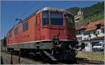 Ziemlich Bildfüllend zeigt sich die SBB Re 4/4 I 11153 als Lokzug bei Ligerz auf der Fahrt nach Biel/Bienne.