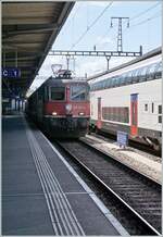 In Lausanne konnte ich die SBB Re 4/4 (Re 420 281-8) mit einem durchfahrenden G�terzug fotografieren. 

26. August 2024