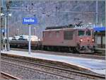 Die BLS Re 4/4 194 wartet mit ihrem AT3 (Autotunnelzug) nach Brig in Iselle auf die Abfahrt    3.