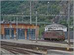 Eine der wenigen noch vorhandenen BLS Re 4/4 (Re 425) 192 steht aufgebügelt im Bahnhofvon Brig.