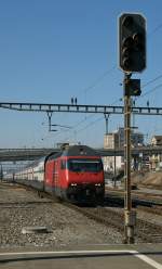 Die SBB Re 460 079-7 f�hrt mit einem IC nach St.Gallen durch Renens VD.