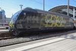 Leider etwa in Gegenlicht: SBB 460 072 wirbt für das Filmfestival von Locarno und steht am Abend von 20 Mai 2022 in Olten.