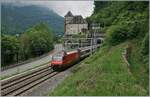 Bei St-Maurice ist eine SBB Re 460 mit ihrem IR nach Genève Aéroport bei garstigem Wetter unterwegs.