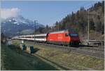 Ein SBB Re 460 ist bei Mülenen mit einem IC nach Brig unterwegs.