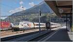 Die SBB Re 460 019  175 Jahre Schweizer Bahnen  steht mit einem Wagensatz in Brig.