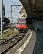In Lausanne verlässt ein IR 15 nach Luzern mit einer Re 460 an der Spitze den Bahnhof.