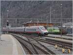 Vor dem Hintergrund der beiden BLS Loks  Re 465 009 und Re 4/4 195 erreicht ein FS Trenitalia ETR 610 auf dem Weg nach Milano den Bahnhof von Brig.
