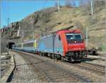 Die SBB Re 848 015 mit eienm CIS EC bei Ausserberg.