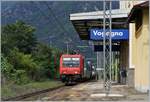 Die SBB Cargo Re 484 003 mit einer RoLa Freiburg - Novara in Vogogna. 

18. Sept. 2017