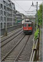 Die SBB Re 620 087-7  Bischofszell  erreicht mit einem G�terzug in K�rze Montreux.