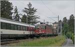 Die SBB Re 620 017 mit einem G�terzug zwischen Clarnes und Montreux auf der Fahrt in Richtung Wallis.