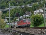 Die SBB Re 620 017-4 ist mit einem  Mini -G�terzug bei Villeneue unterwegs.