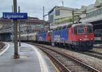 In Lausanne wartet ein Güterzug , der mit ZWEI SBB Re 6/6 bespannt ist, auf die Weiterfahrt in Richtung Brig; an der Spitze die SBB Re 6/6 11622 (Re 620 022-4)  Suhr  eingereiht, als zweite Lok