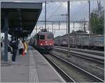 Die SBB Re 6/6 11667 (Re 620 067-9)  Bodio  fährt mit einem Güterzug durch den Bahnhof von Wohlen.