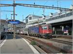 Die SBB Re 6/6 11622 (Re 620 022-4)  Suhr  wartet in Lausanne mit einem Güterzug auf die Weiterfahrt in Richtung Wallis.