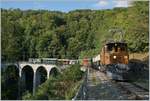 50 Jahre Blonay Chamby - MEGA BERNINA FESTIVAL: das RhB Bernina Bahn Krokodil als Gastlok bei der BC zieht zusammen mit dem MOB FZe 6/6 2002 einen langen Personenzug bei Vers-Chez-Robert Richtung