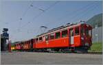 Der Bernina Bahn RhB ABe 4/4 I der Blonay Chamby Bahn ist mit ihrem Riviera Belle Epoque Zug in Blonay angekommen und wartet nun auf den Gegenzug um die Fahrt fortzusetzen. 

9. Juni 2025