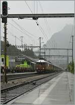 Zwei BLS Ae 6/8 ziehen bei schlechtem Wetter ihren Jubiläumszug 100 Jahre BLS beim Nordrampenfest nach Kandersteg und haben ihr Ziel fast erreicht.
