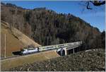 Die BLS Re 4/4 II 502 ist mit ihrem RE kurz vor Weissenburg auf dem Weg nach Interlaken Ost.