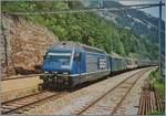 Die BLS Re 465 008-1 ist mit einem IC bei Hohtenn auf der Fahrt in Richtung Bern.