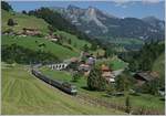 Die BLS Re 4/4 502 schiebt bei Garstatt ihre RE in Richtung Intearlaken Ost.