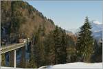 Die Bunschenbachbrücke bei Weisenburg mit einem BLS GoldenPass RE mit einer BLS Re 4/4 (Re 425) an der Spitze.