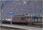 Die BLS Re 4/4 194 wartet mit ihrem Autotunnelzug (AT3) in Iselle auf die Abfahrt nach Brig.