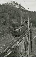 Zwei BLS Re 4/4 erreichen in Kürze den keinen Bahnhof Preglia auf der Simplon Südrampe.