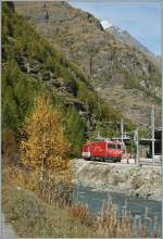 Eine MGB HGE mit einem Regionalzug von Zermatt nach Brig bei T�sch.