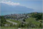 Die MOB Ge 4/4 8004 zieht ihren Regionalzug von Montreux nach Zweisimmen bei Châtelrad VD über die Autobahnbrücke.