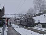 Die MOB GDe 4/4 6002 mit ihrem GoldenPass Panoramic beim Halt in Les Avants.