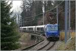 Die MOB Ge 4/4 8001 ist als Schublok mit dem GoldenPass Express 4065 von Interlaken nach Montreux unterwegs.