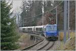 Die MOG Ge 4/4 8001 ist mit ihrem Spurwechselwagenzug GPX auf dem Weg nach Montreux.