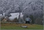 Hart an der Schneefallgrenze ist der MOB BLS GoldenPass Express  Gstaad  GPX 4064 bei Les Avants unterwegs.