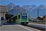 Vor dem Hintergrund mächtiger Berge wartet der TPC ASD ABe 4/8 472 in Les Diablerets auf die Abfahrt als R71 nach Aigle.