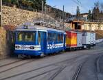 Der BVB Be 2/3 steht mit zwei Güterwagen in Villars s/O.