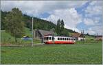 Der BDe 4/4 8 ist im weiten Tal auf der Fahrt nach Les Ponts de Martel. 

27. Juni 2024