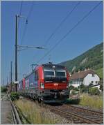 Zwischen Ligerz und Twann ist die SBB Cargo 193 064 mit einer weitern und einer  kalten  Re 4/4 II mit einem Güterzug auf er Fahrt in Richtung Biel/Bienne.