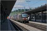 Die SBB Cargo International 193 701 fährt mit einem Güterzug in Richtung Italien durch den BLS Bahnhof von Spiez.

23. Juli 2024