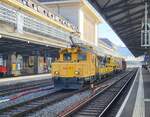 Der Sajet Tem 97 850 225 183-5 CH-SAJET wartet in Lausanne mit seinem Bauzug auf die Abfahrt.
4. März 2025