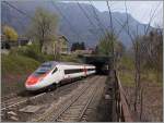 Ein SBB RABe 503 erreicht Varzo auf der Simplon Südrampe.