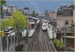 Ein SBB RABe 503 / ETR 610 als EC 32 von Milano nach Genève beim Halt im Bahnhof von Montreux, der im Normalspurteil nur aus zwei Gleisen besteht und noch über Gleiswechsel verfügt.