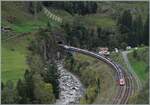 Zwei SBB RABe 503  Giruno  auf der Fahrt in Richtung Süden bei Wassen beim Wattinger-Kehrtunnel. Damals war die Fahrt durch den Bassistunnel unterbrochen und die Züge mussten über die  Berg -Strecke umgeleitet werden.

19. Okt. 2023