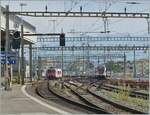 Paralleleinfahrt: Der ex TRAVYS RBDe 560 384  trifft als Regionalzug von Kerzers her kommend, in Lausanne auf Gleis 70 ein während ein SBB RABe 511 als RE 33 auf dem Weg nach Annemasse den Bahnhof von Lausanne erreicht. 

31. August 2024
