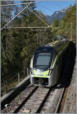 Der BLS RABe 528 105 MIKA ist auf der Fahrt von Bern nach Zweisimmen und erreicht die Bunschenbach Brücke bei Weissenburg.