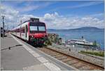 Ein Region Alps Domino wartet in St-Gingolph als Regionalzug nach Brig auf die Rückfahrt, während unten am See ein Raddampfer von Lausanne angelegt hat.