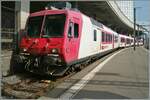 Bildfüllend: Der ex TRAVYS RBDe 560 384 welcher weiterhin mit seinem B und ABt in den attraktiven Travys Lackierung (aber SBB Beschriftung) unterwegs ist, trifft als Regionalzug von Kerzers her